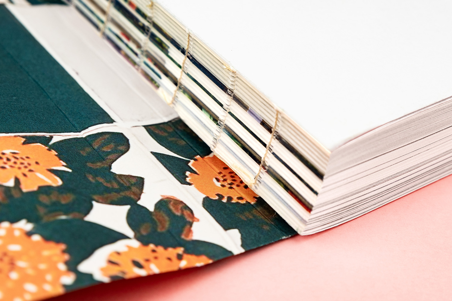 Libro encuadernación hilo visto Gaudí Casa Vicens