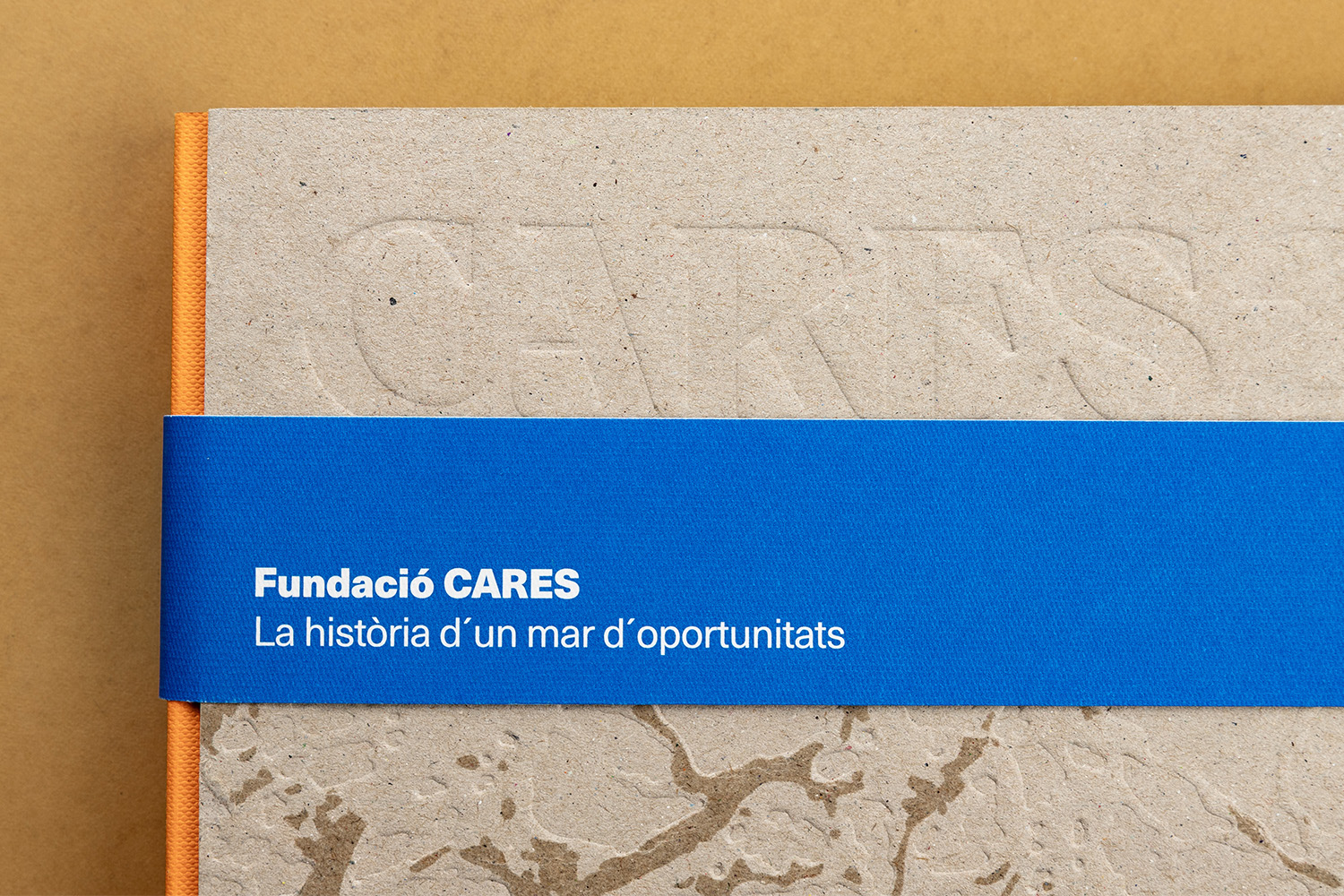 Fundació Cares Llibre faixa coberta relleu sec