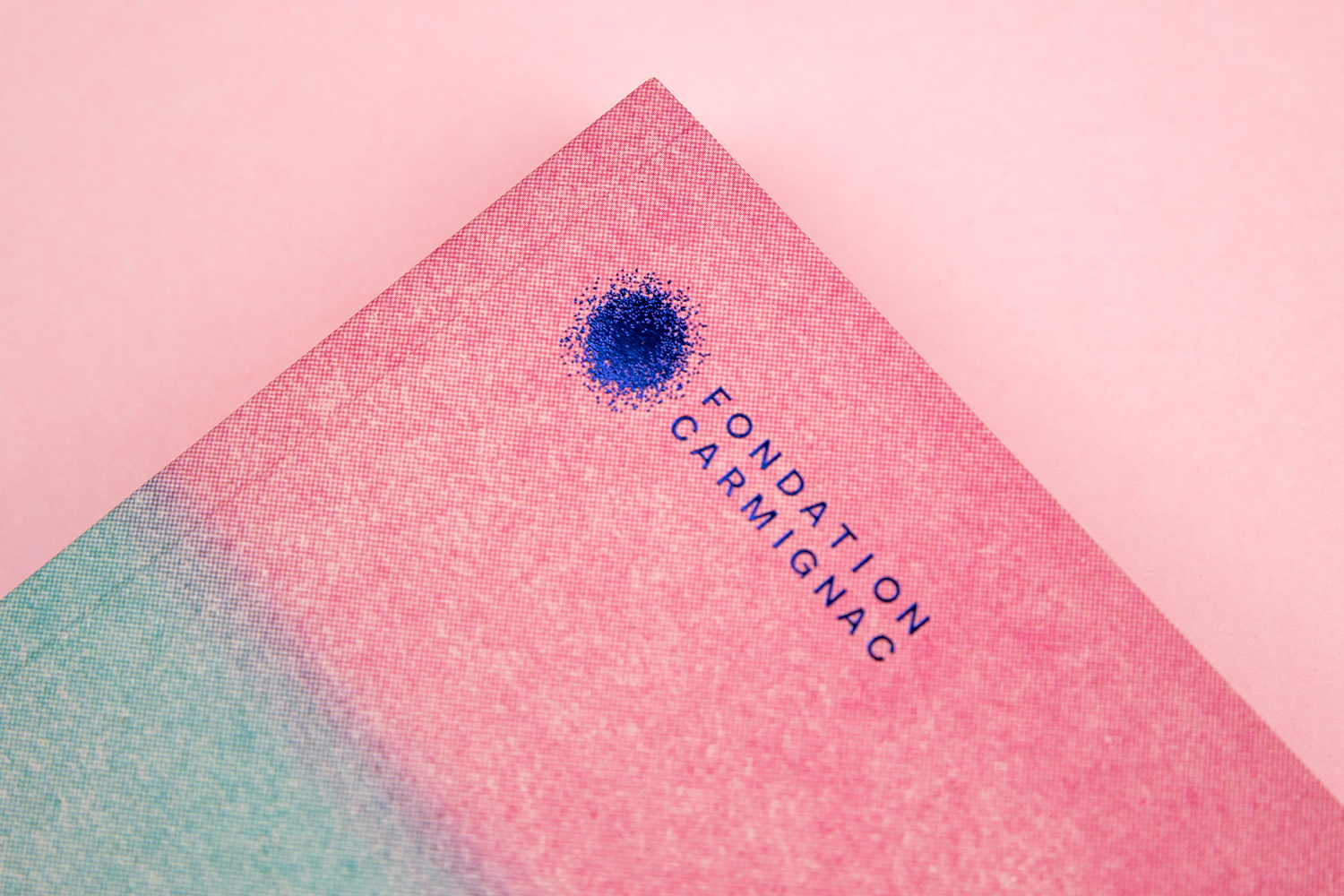Sea Pop Sun livre d'exposition Fondation Carmignac dorure a chaud logo